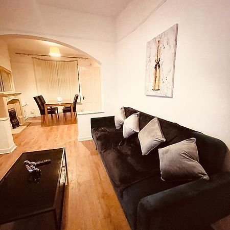 Cute Spacious 2 Bedroom House, Sleeps 8, Free Street Parking, Easy Access Lock Box Entry, 2 Minute Drive From City Centre Liverpool Bagian luar foto