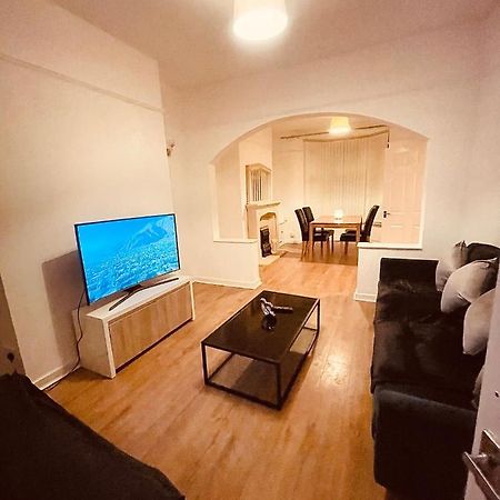 Cute Spacious 2 Bedroom House, Sleeps 8, Free Street Parking, Easy Access Lock Box Entry, 2 Minute Drive From City Centre Liverpool Bagian luar foto