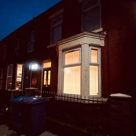 Cute Spacious 2 Bedroom House, Sleeps 8, Free Street Parking, Easy Access Lock Box Entry, 2 Minute Drive From City Centre Liverpool Bagian luar foto