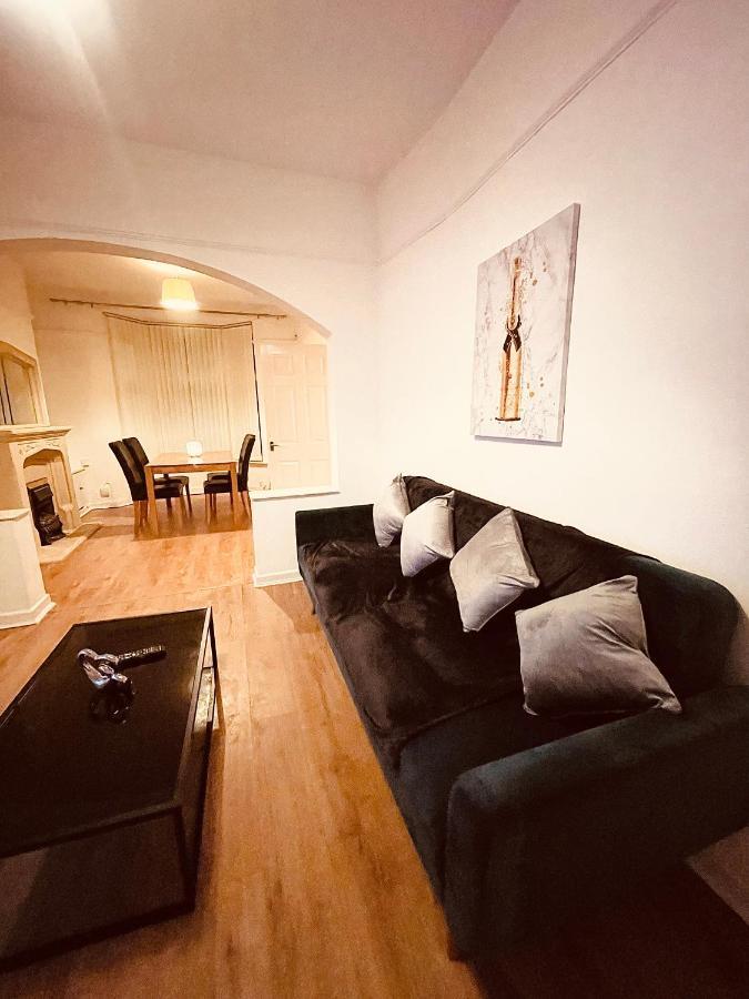 Cute Spacious 2 Bedroom House, Sleeps 8, Free Street Parking, Easy Access Lock Box Entry, 2 Minute Drive From City Centre Liverpool Bagian luar foto