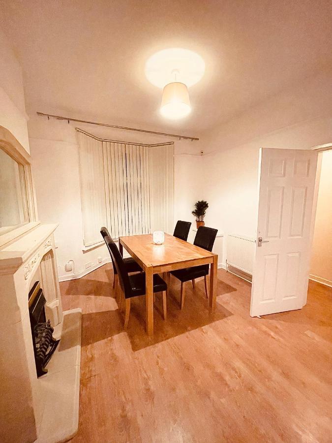 Cute Spacious 2 Bedroom House, Sleeps 8, Free Street Parking, Easy Access Lock Box Entry, 2 Minute Drive From City Centre Liverpool Bagian luar foto