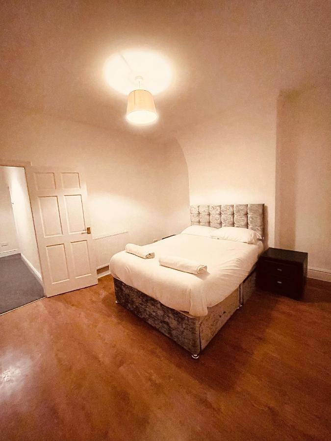 Cute Spacious 2 Bedroom House, Sleeps 8, Free Street Parking, Easy Access Lock Box Entry, 2 Minute Drive From City Centre Liverpool Bagian luar foto