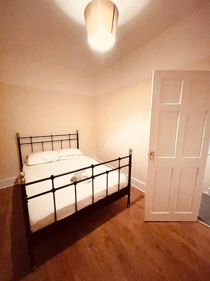 Cute Spacious 2 Bedroom House, Sleeps 8, Free Street Parking, Easy Access Lock Box Entry, 2 Minute Drive From City Centre Liverpool Bagian luar foto