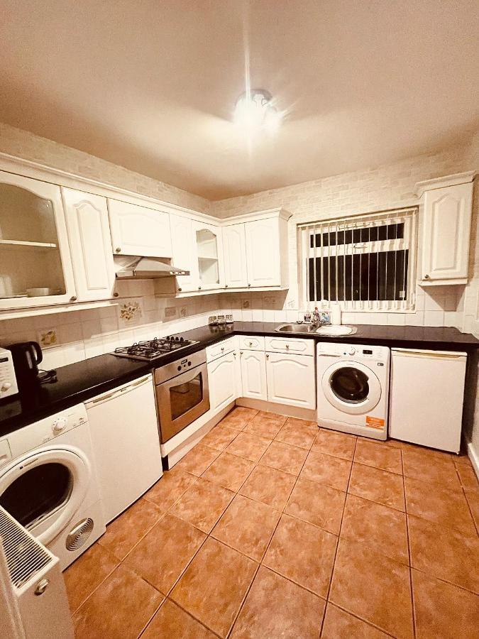 Cute Spacious 2 Bedroom House, Sleeps 8, Free Street Parking, Easy Access Lock Box Entry, 2 Minute Drive From City Centre Liverpool Bagian luar foto