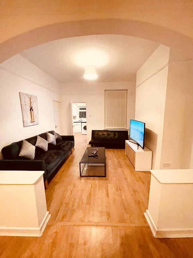Cute Spacious 2 Bedroom House, Sleeps 8, Free Street Parking, Easy Access Lock Box Entry, 2 Minute Drive From City Centre Liverpool Bagian luar foto