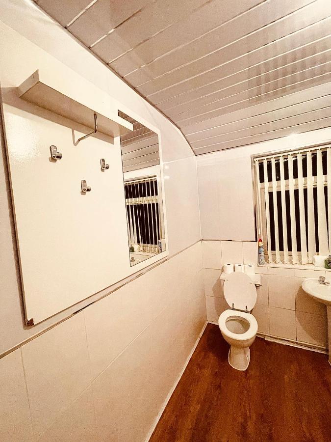 Cute Spacious 2 Bedroom House, Sleeps 8, Free Street Parking, Easy Access Lock Box Entry, 2 Minute Drive From City Centre Liverpool Bagian luar foto