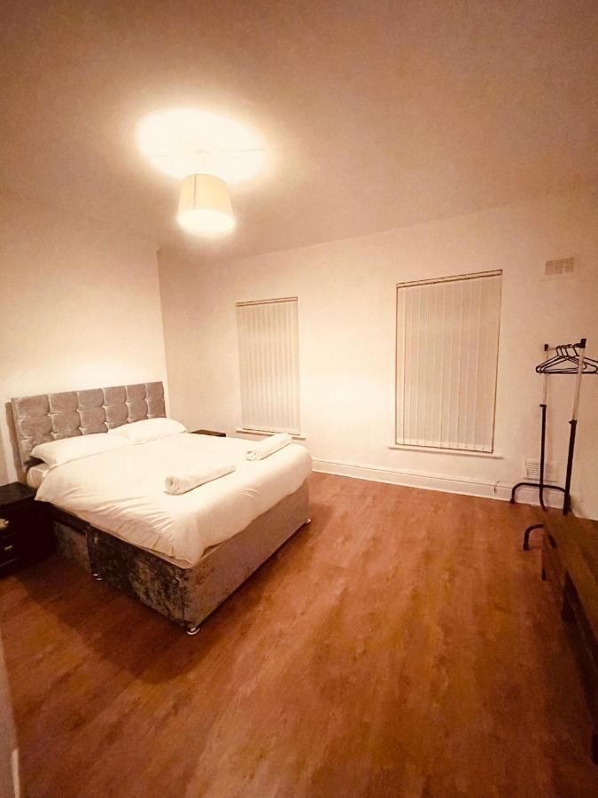 Cute Spacious 2 Bedroom House, Sleeps 8, Free Street Parking, Easy Access Lock Box Entry, 2 Minute Drive From City Centre Liverpool Bagian luar foto