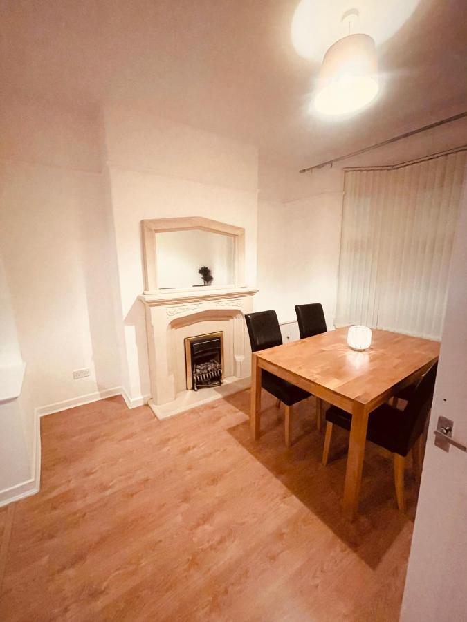 Cute Spacious 2 Bedroom House, Sleeps 8, Free Street Parking, Easy Access Lock Box Entry, 2 Minute Drive From City Centre Liverpool Bagian luar foto