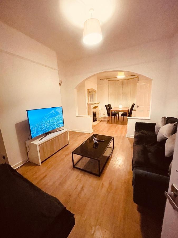 Cute Spacious 2 Bedroom House, Sleeps 8, Free Street Parking, Easy Access Lock Box Entry, 2 Minute Drive From City Centre Liverpool Bagian luar foto