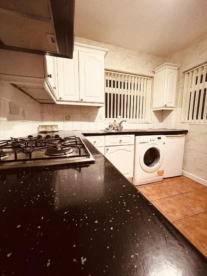 Cute Spacious 2 Bedroom House, Sleeps 8, Free Street Parking, Easy Access Lock Box Entry, 2 Minute Drive From City Centre Liverpool Bagian luar foto